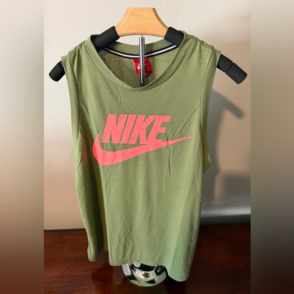 Nike Women’s Muscle T Tank Large Olive
